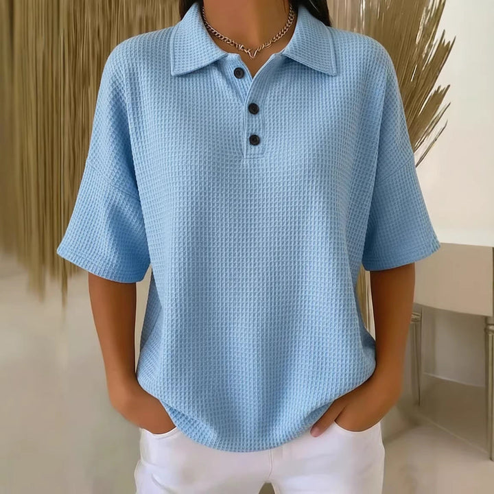 Casual women's polo blouse: waffle knit, short sleeve, loose fit. Ideal for comfortable everyday wear.