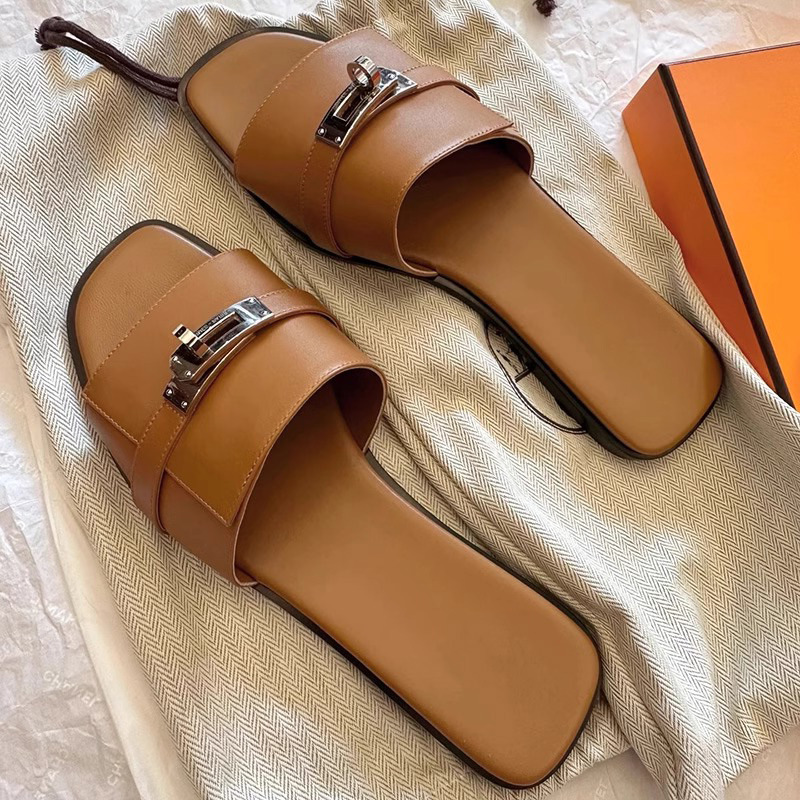 Comfortable women's square toe slides in genuine leather, ideal elegant summer footwear.
