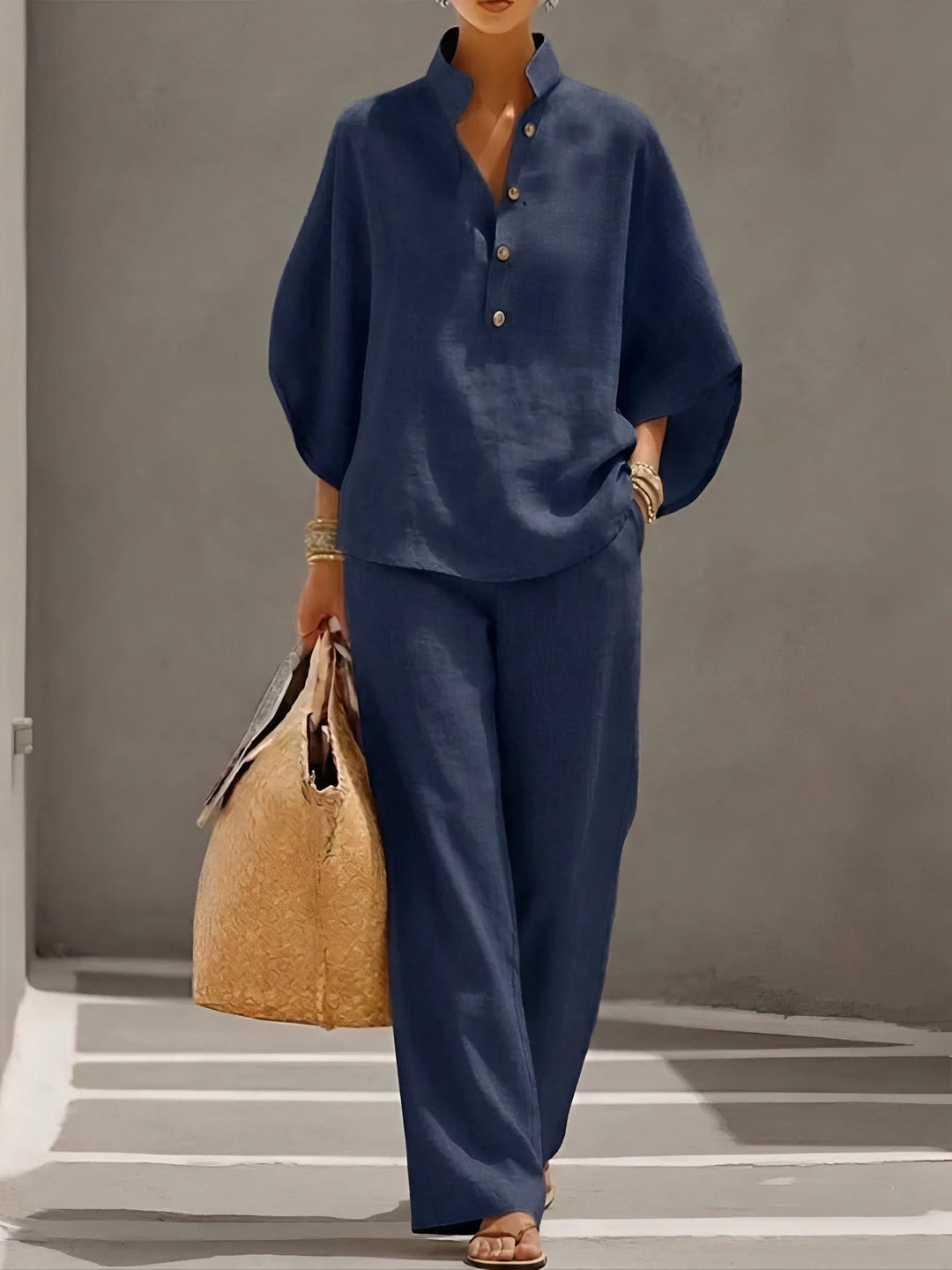 Stylish women's wide-leg two-piece set with mandarin collar, ideal for a comfortable summer outfit.