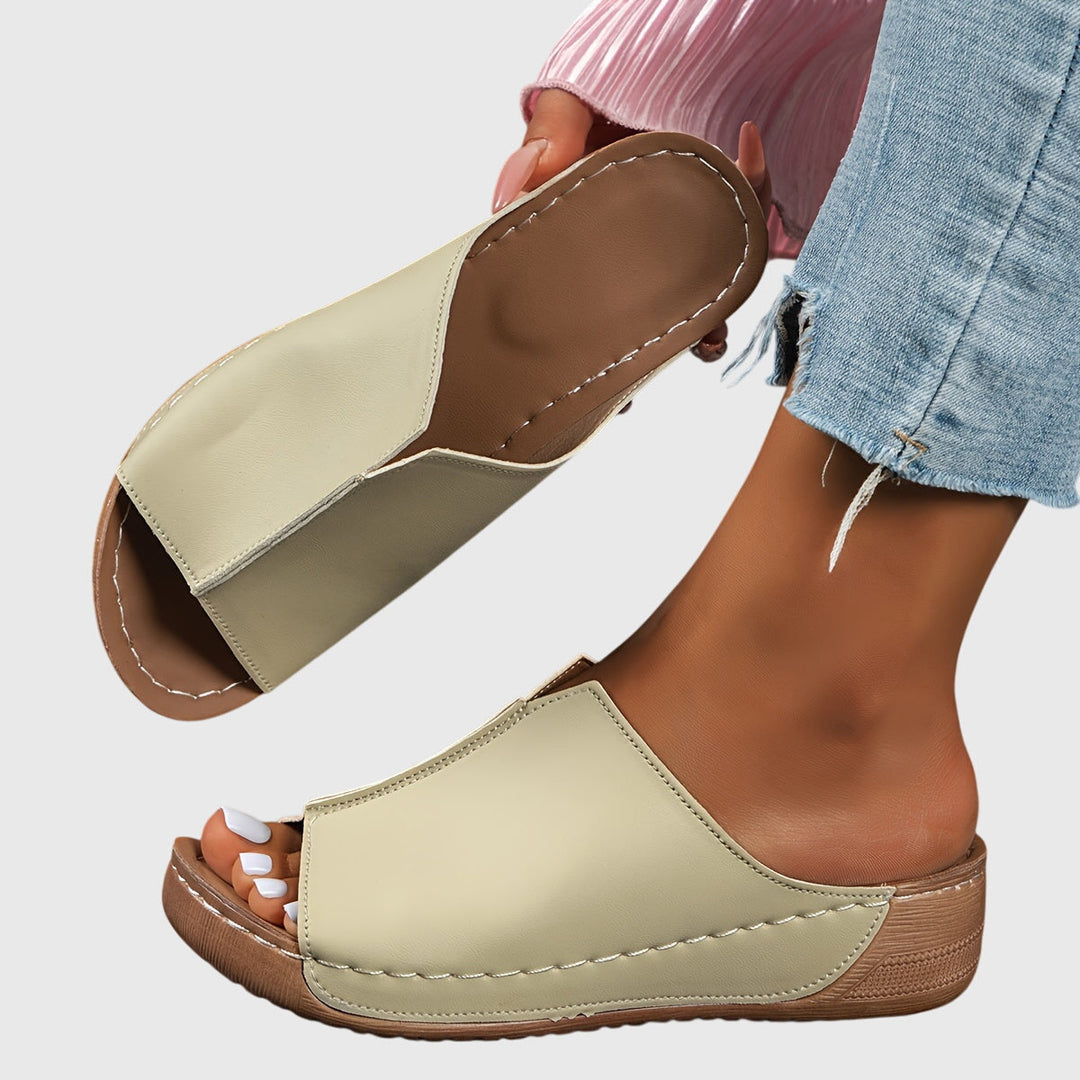 Open-toe women's flat sandals, ergonomic design for comfort. Stylish summer footwear, ideal for casual outfits.