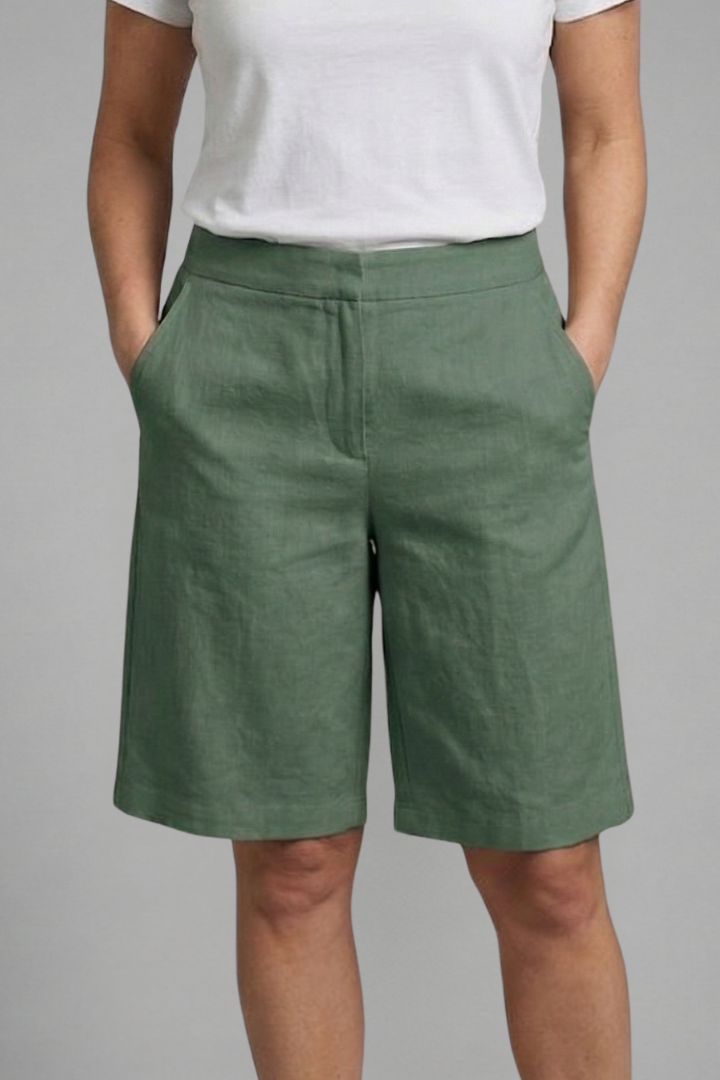 Elegant women's summer shorts: high-waisted, tailored fit, featuring pockets. Great for versatile casual and daytime fashion.