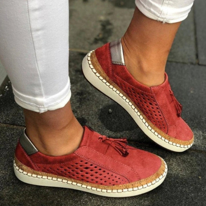 Versatile women's slip-on sneakers for easy wear, ideal for walking, casual or everyday activities.