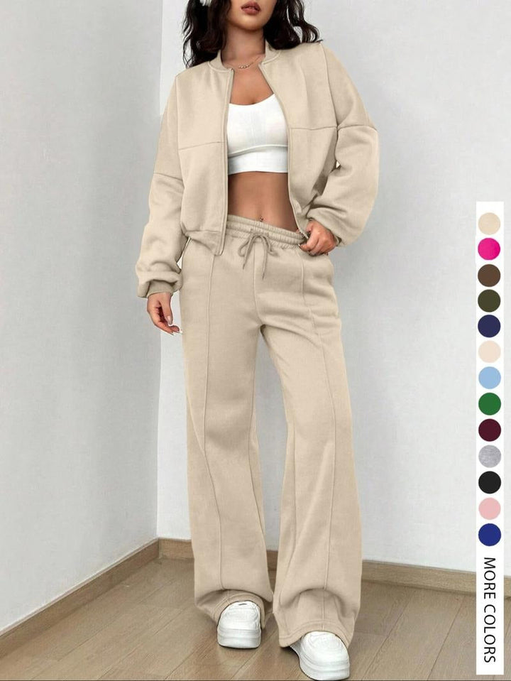 Comfortable women's two-piece fleece lounge wear set, featuring a cropped top and high-waisted pants for home