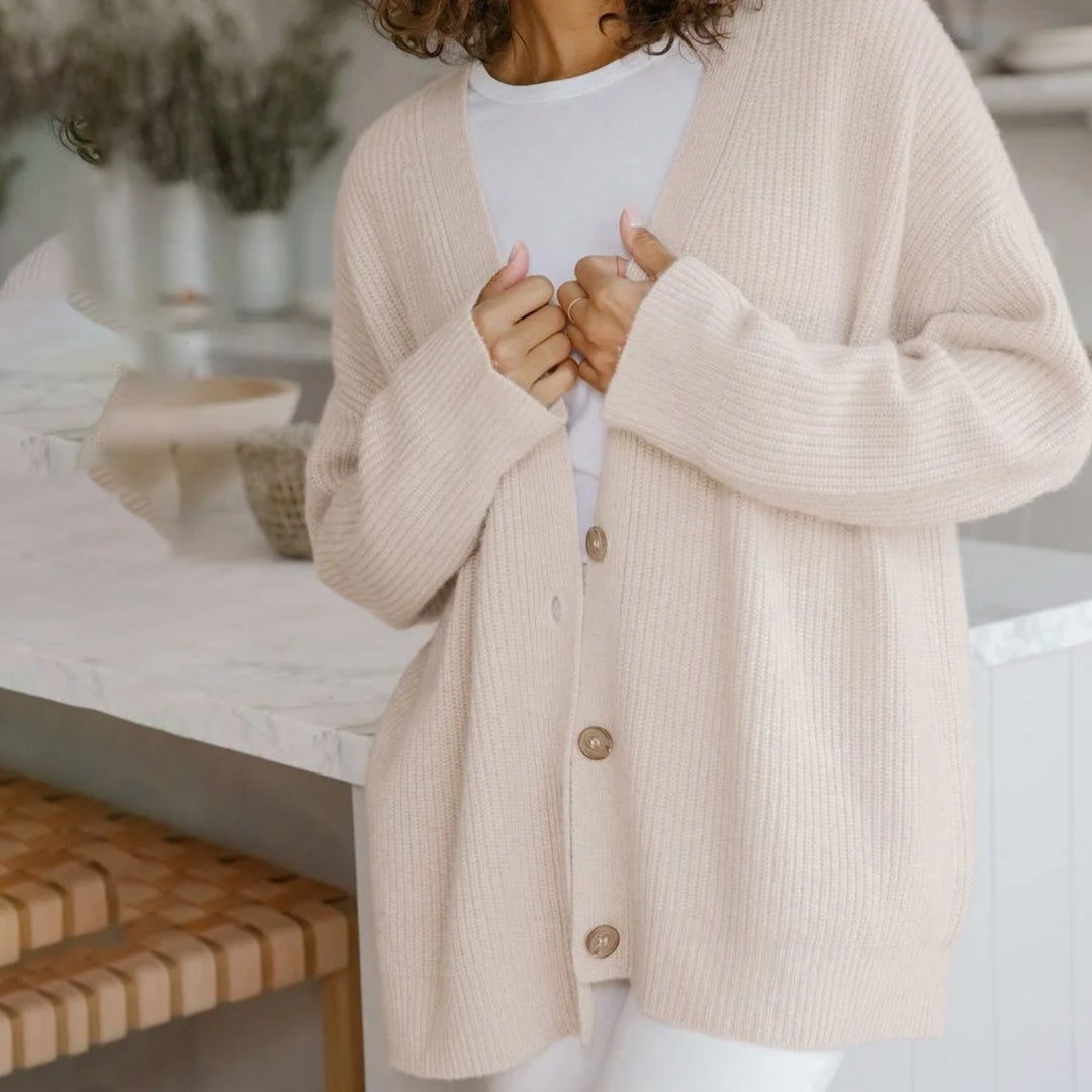 Versatile women's oversized cardigan, chic & comfortable for effortless layering.