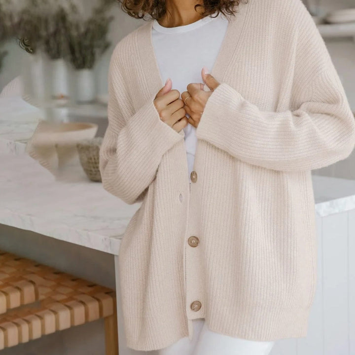 Versatile women's oversized cardigan, chic & comfortable for effortless layering.