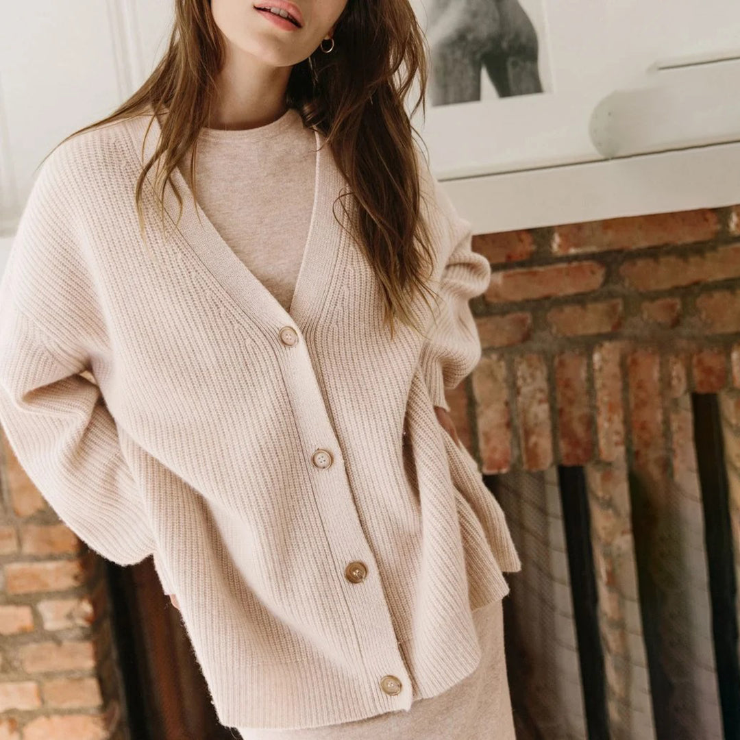 Luxurious women's oversized cardigan, perfect for effortless everyday fashion & warmth.