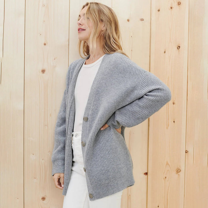 Stylish women's relaxed fit cardigan, luxurious & cozy for versatile layering.