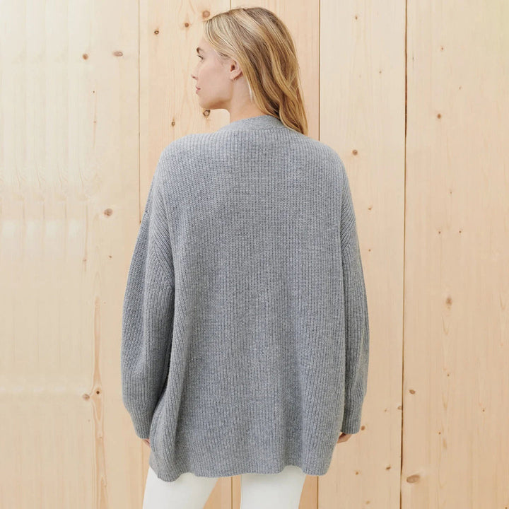 Effortless women's oversized cardigan, elegant fashion for everyday comfort.