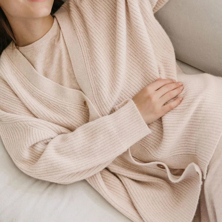 Fashionable women's oversized cardigan, relaxed fit for elegant everyday style.