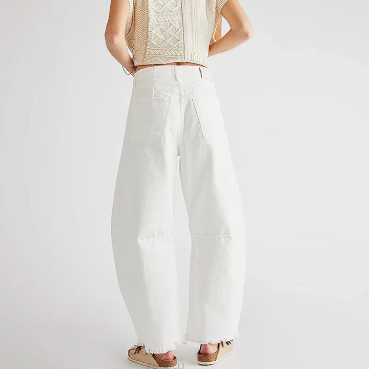 High-rise women's jeans in organic cotton, loose fit, straight leg cut, featuring a distinctive frayed hem.