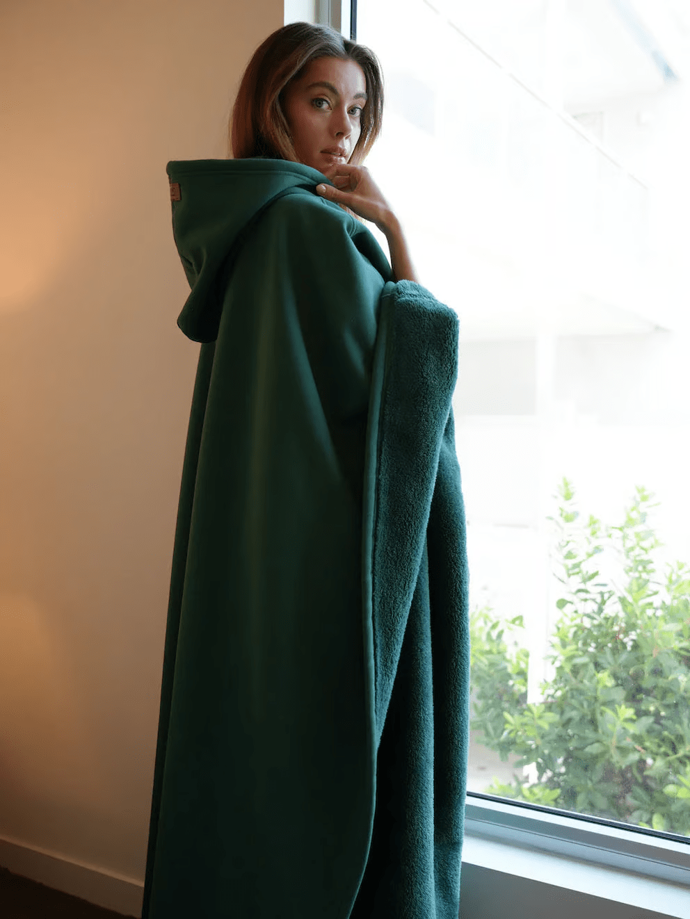 Oversized women's sweatshirt for blissful relaxation and ultimate comfort.