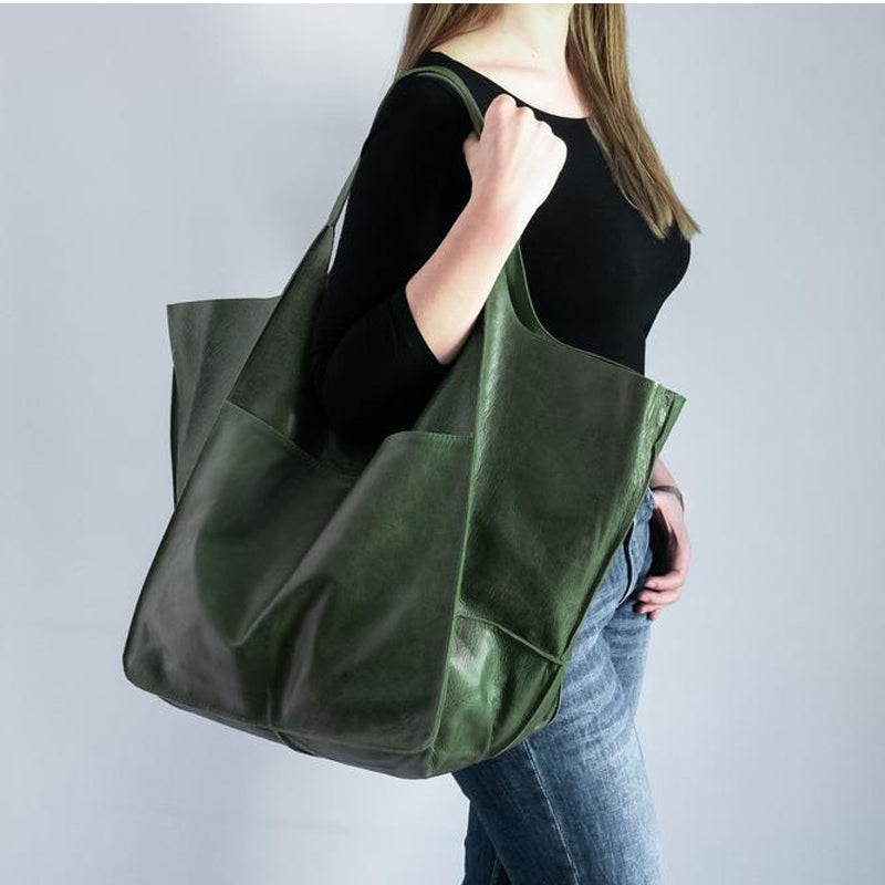 Green oversized handbag, a trendy choice for women's weekend trips.