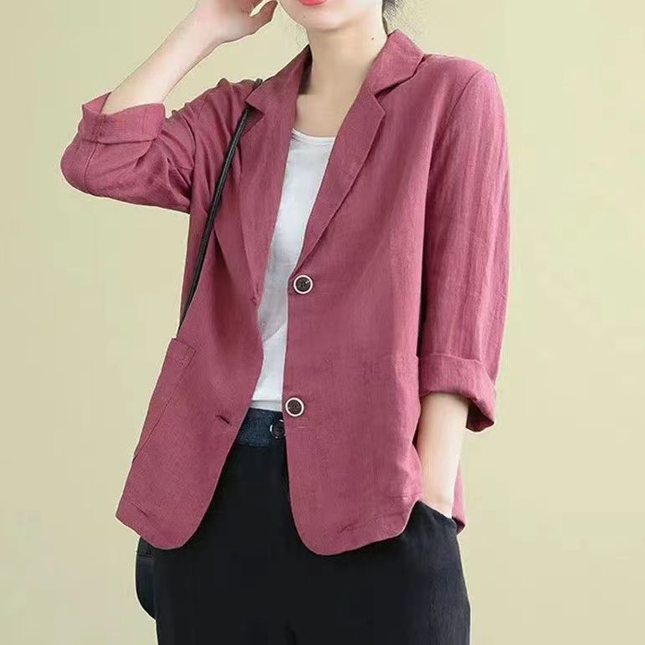 Stylish women's relaxed single-breasted blazer, a versatile piece for spring fashion, effortlessly elevating casual outfits.