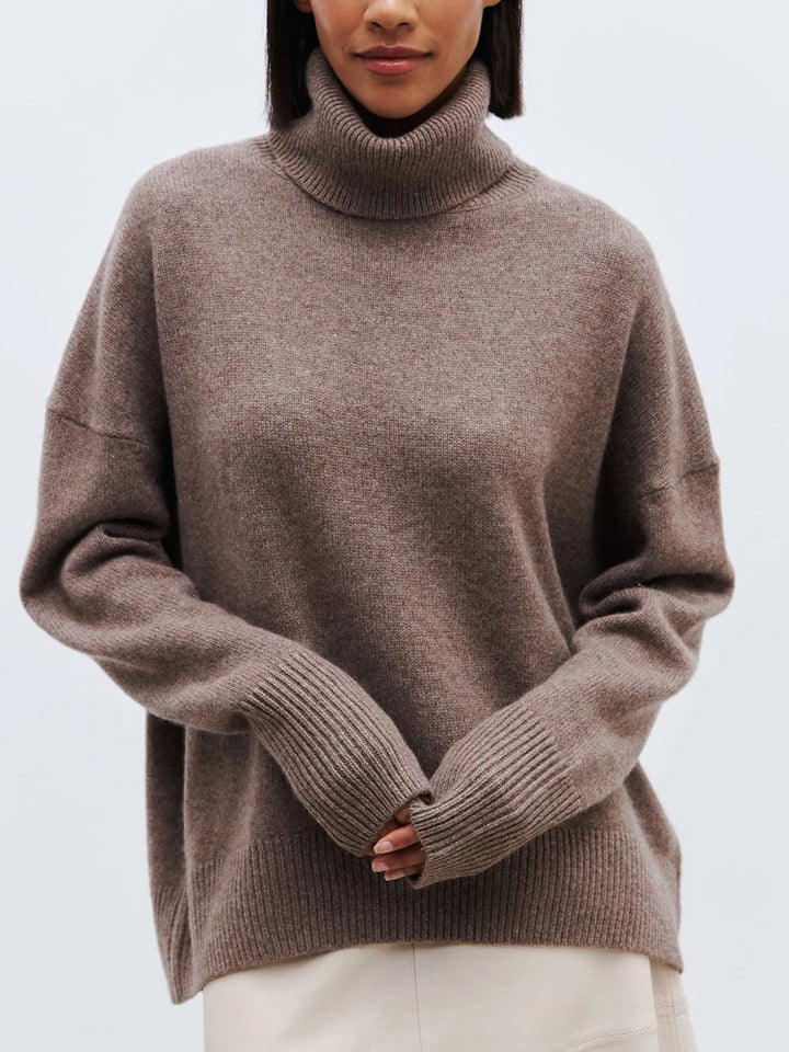 Casual women's turtleneck sweater made from a luxurious merino blend, ideal for comfortable daily wear.