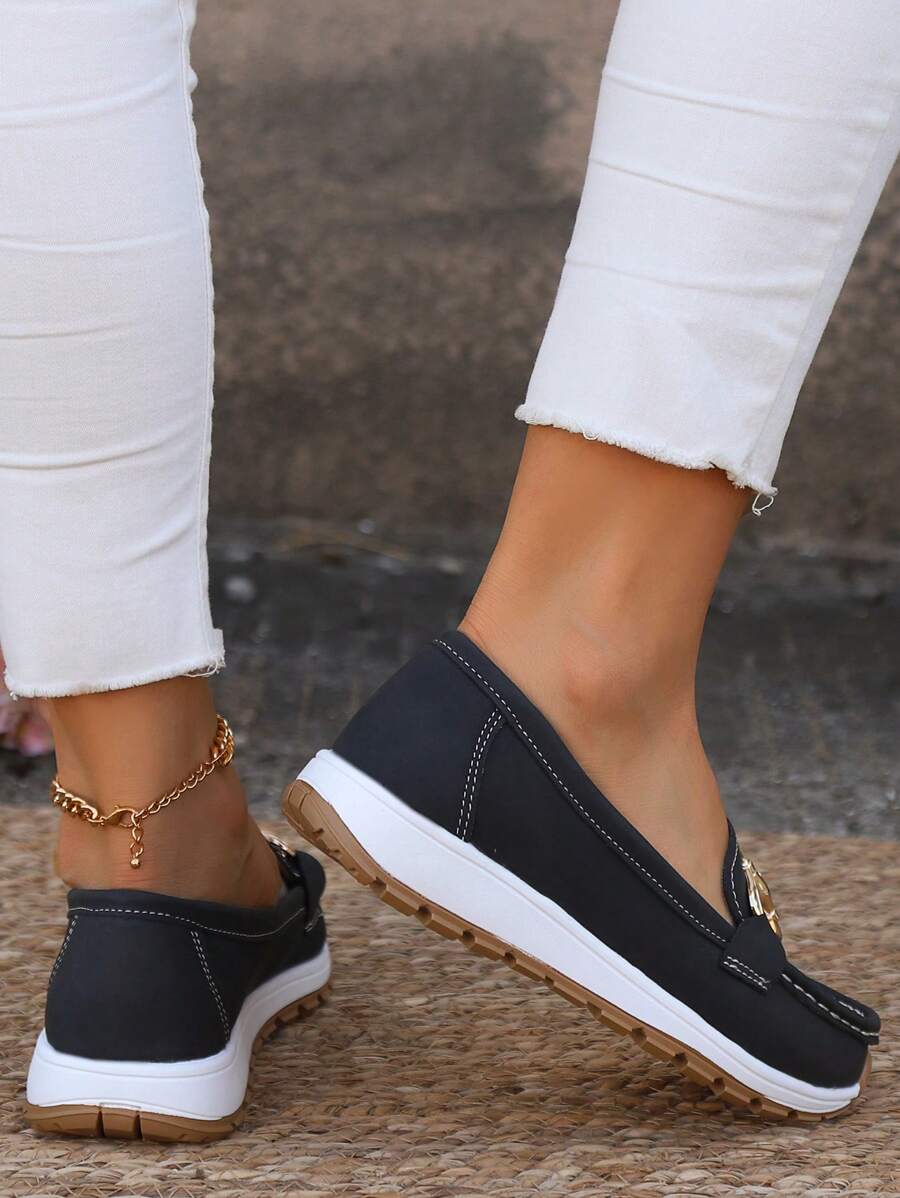 Sleek women's flatform loafers featuring a gold chain. Comfortable slip-on round toe shoes, elegant everyday footwear.