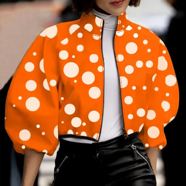 Versatile women's short jacket, ideal casual outerwear for stylish spring and fall looks.