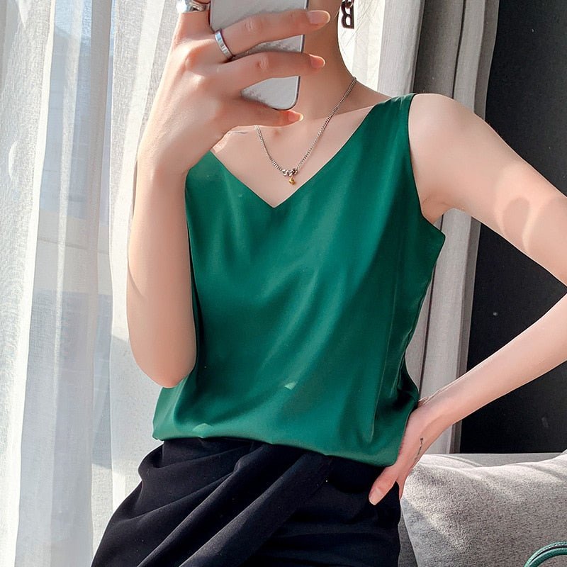 Chic ladieswear: Elegant v-neck tank top, loose fit, perfect for casual or dressed-up summer outfits.