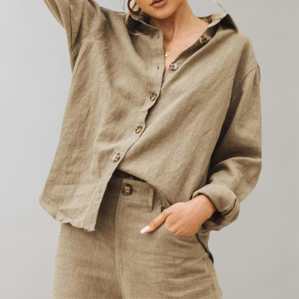 Relaxed fit women's vintage style oversized blouse. Comfortable long sleeve shirt for versatile, casual chic fashion.