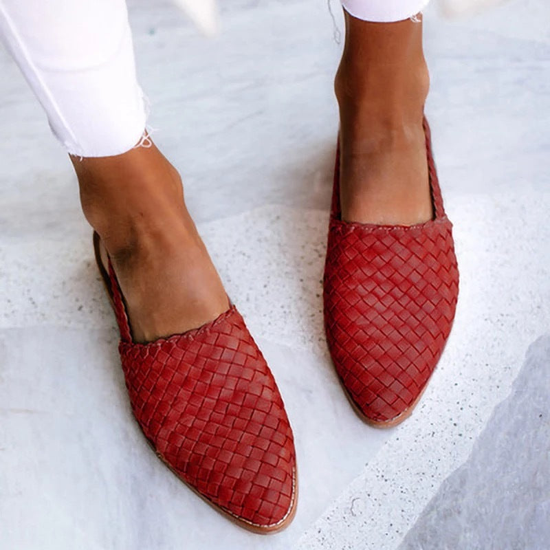 Chic women's backless woven mules, closed toe design, perfect for casual spring fashion.
