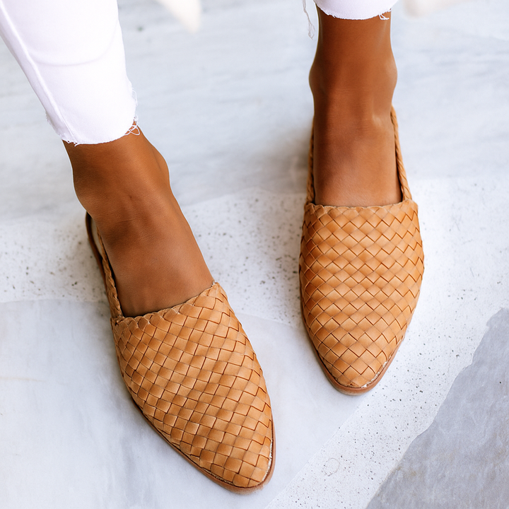 Women's chic woven flat mules, closed toe slip-on sandals, ideal for comfortable casual wear.