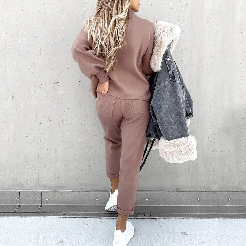 Women's comfortable two-piece lounge set in soft fabric, featuring a relaxed fit with a loose top and elastic waistband pants
