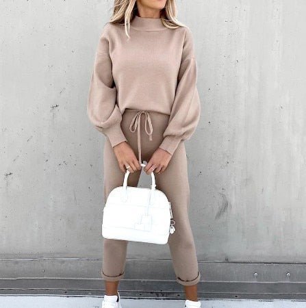 Women's comfortable two-piece lounge set in soft fabric, featuring a relaxed fit with a loose top and elastic waistband pants