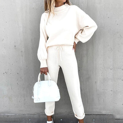Women's comfortable two-piece lounge set in soft fabric, featuring a relaxed fit with a loose top and elastic waistband pants