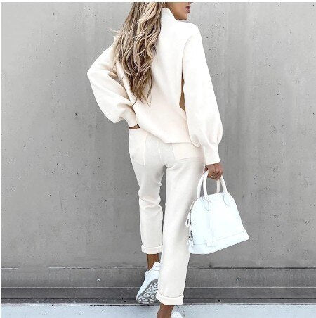 Women's comfortable two-piece lounge set in soft fabric, featuring a relaxed fit with a loose top and elastic waistband pants