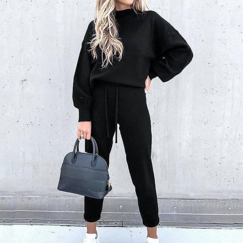 Women's comfortable two-piece lounge set in soft fabric, featuring a relaxed fit with a loose top and elastic waistband pants
