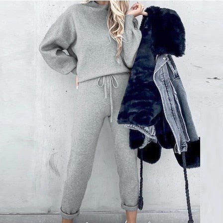 Women's comfortable two-piece lounge set in soft fabric, featuring a relaxed fit with a loose top and elastic waistband pants