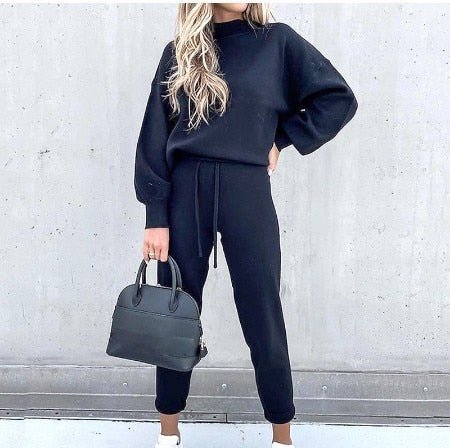 Women's comfortable two-piece lounge set in soft fabric, featuring a relaxed fit with a loose top and elastic waistband pants