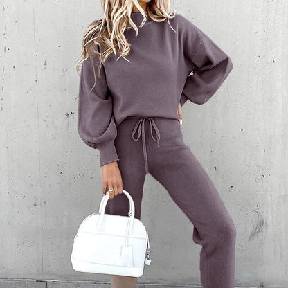 Women's comfortable two-piece lounge set in soft fabric, featuring a relaxed fit with a loose top and elastic waistband pants