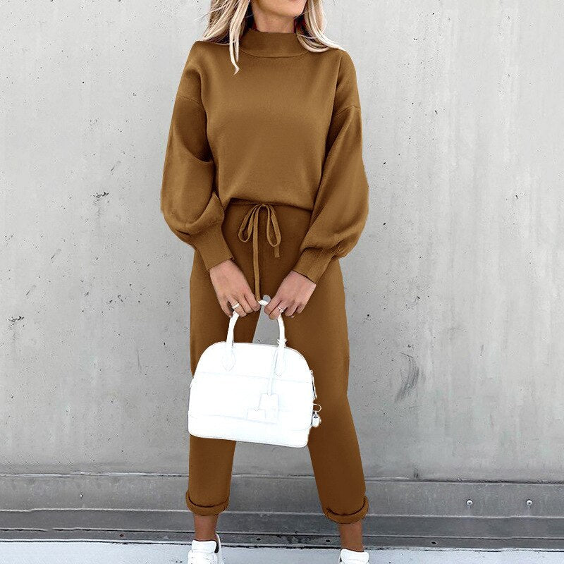 Women's comfortable two-piece lounge set in soft fabric, featuring a relaxed fit with a loose top and elastic waistband pants