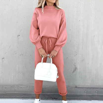 Women's comfortable two-piece lounge set in soft fabric, featuring a relaxed fit with a loose top and elastic waistband pants